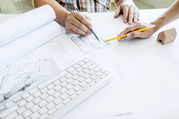 Equipe de arquitetos pessoas em grupo em construciton site check do — Fotografia de Stock