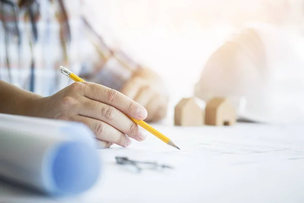 Крупним планом план малювання руки людини на синьому друку з архітектором — стокове фото