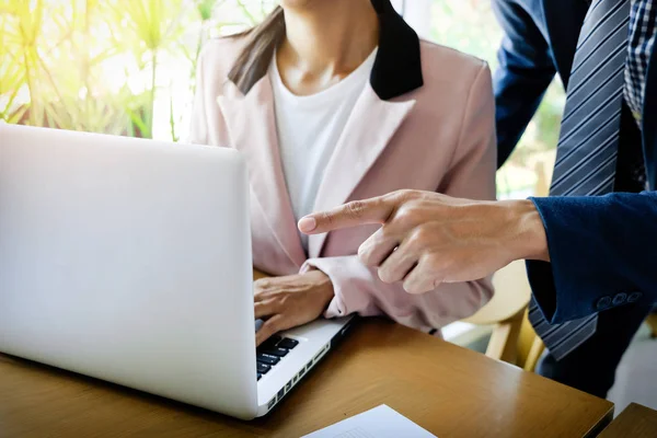 Team werkproces. jonge business managers bemanning werken met nieuw — Stockfoto