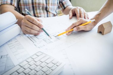 Mimarlar kişilik grup inşaatı site kontrol yapmak