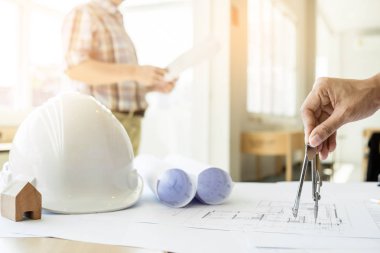 Yakın çekim, kişinin el çizim planı üzerinde mavi baskı ile archit