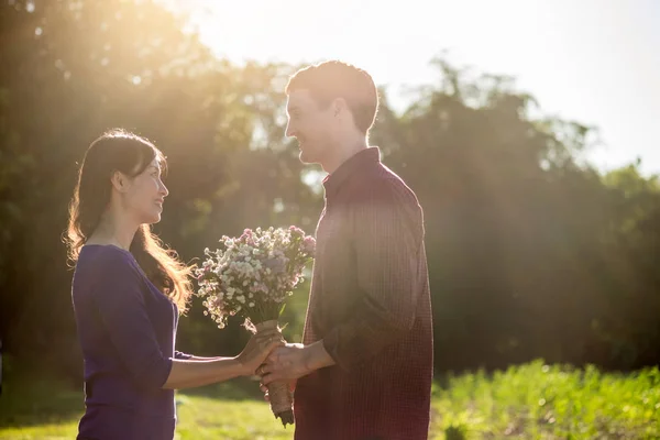 Feliz sonrisa pareja romántica relajarse en el amor en el otoño bea — Foto de Stock