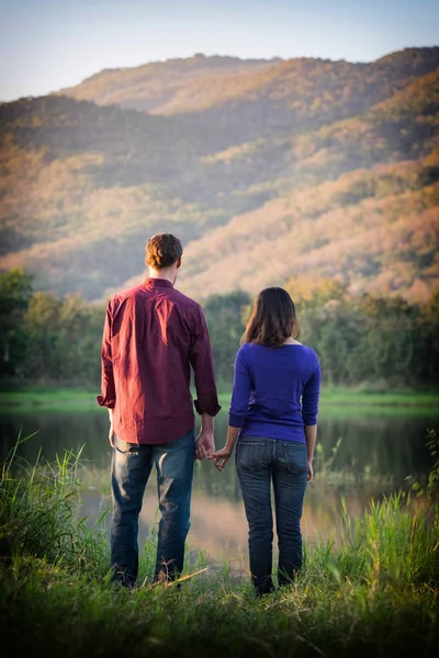 Lyckligt leende romantiska par avkopplande i kärlek på hösten bea — Stockfoto