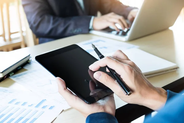 Homem de negócios trabalhando com computador tablet digital e telefone inteligente — Fotografia de Stock