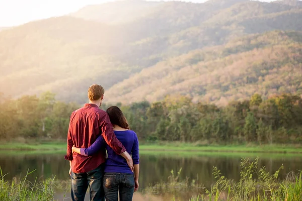 Gelukkige glimlachend romantisch paar ontspannende verliefd op de herfst bea — Stockfoto