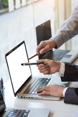 Ekip çalışması süreci. genç iş yöneticileri ekip ile yeni çalışma 