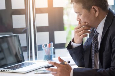 Çalışma işlemi başlatma. İşadamı ahşap masa w çalışma