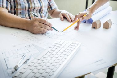 Mimarlar kişilik grup inşaatı site kontrol yapmak