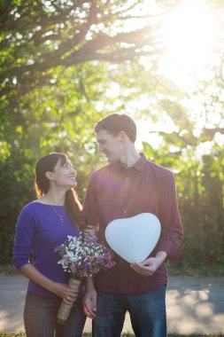 Mutlu gülümseyerek Romantik Çift rahatlatıcı sonbahar aşık bea