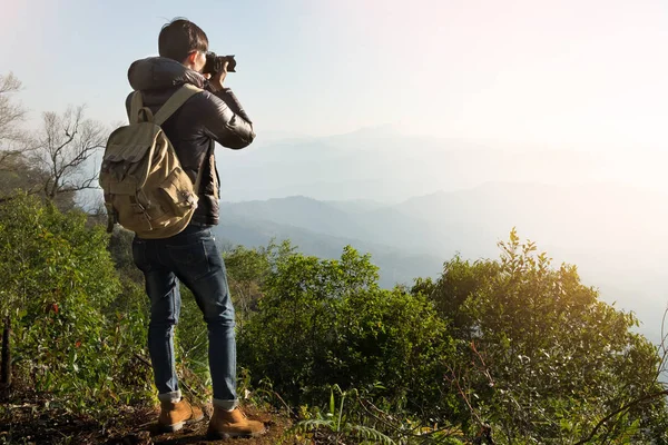 Jonge professionele reiziger man met de camera opnamen buiten, fa — Stockfoto