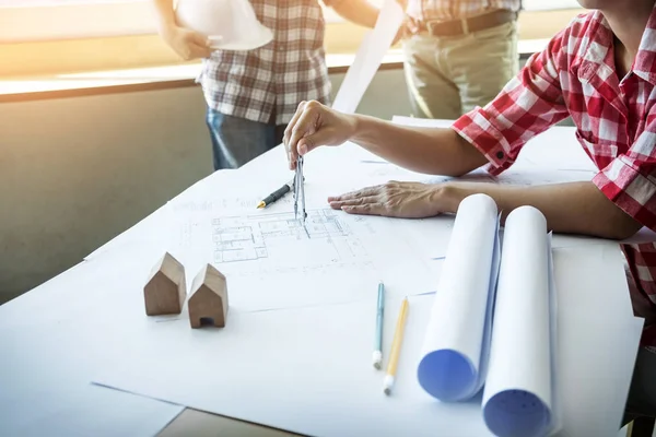 Equipo de arquitectos personas en grupo en el sitio de construciton comprobar hacer —  Fotos de Stock