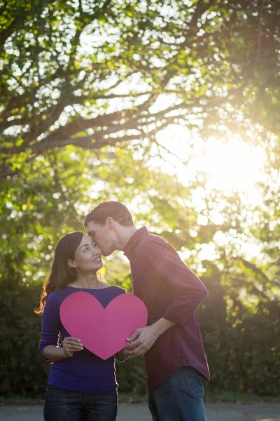 Verliefde paar. Mooie jonge liefde paar houden papieren harten — Stockfoto