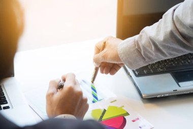 Ekip çalışması süreci. genç iş yöneticileri ekip ile yeni çalışma 