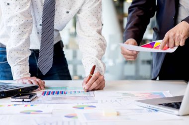 Ekip çalışması süreci. genç iş yöneticileri ekip ile yeni çalışma 