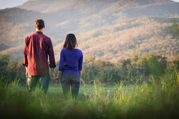 Mutlu gülümseyerek Romantik Çift rahatlatıcı sonbahar aşık bea — Stok fotoğraf