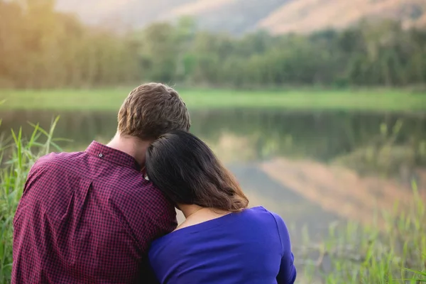 Mutlu gülümseyerek Romantik Çift rahatlatıcı sonbahar aşık bea — Stok fotoğraf