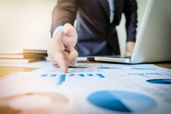 Inicialização do processo de trabalho. Empresário que trabalha com novas finanças — Fotografia de Stock