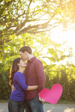 Seven çift. Güzel genç aşk çift kağıt kalpler holding 