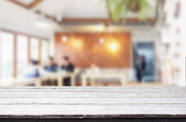 Seçilen odak boş kahverengi ahşap masa ve kahve dükkanı veya resta