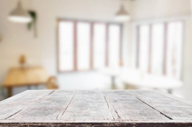 Seçilen odak boş kahverengi ahşap masa ve kahve dükkanı veya resta