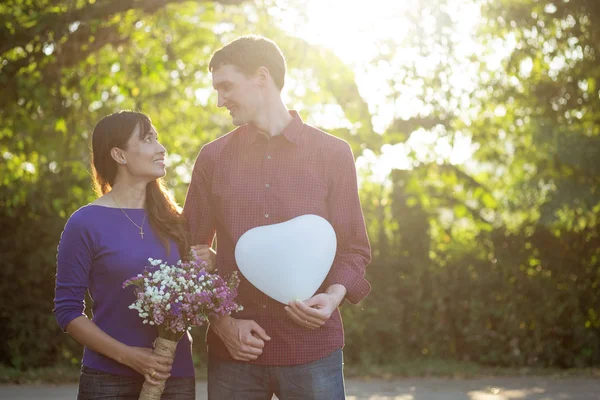 Lyckligt leende romantiska par avkopplande i kärlek på hösten bea — Stockfoto