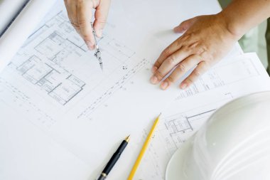 Yakın çekim, kişinin el çizim planı üzerinde mavi baskı ile archit