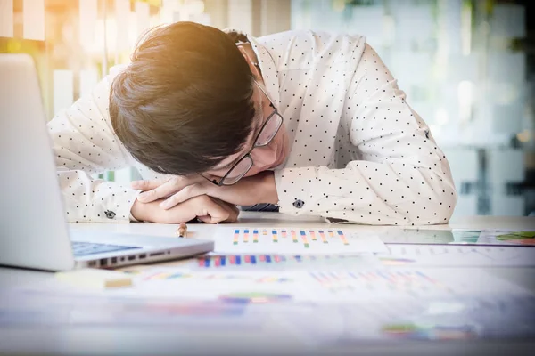 Hombre de negocios cansado durmiendo mientras calcula los gastos en el escritorio i —  Fotos de Stock