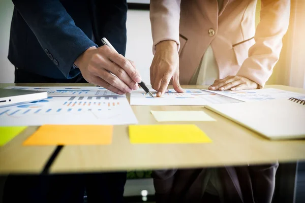 Proceso de trabajo en equipo. jóvenes gerentes de empresa tripulación trabajando con nuevos — Foto de Stock