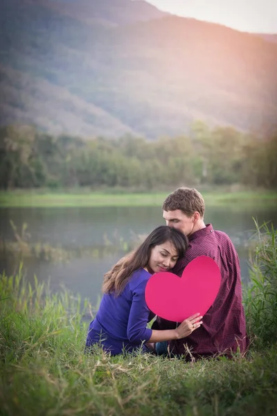 Verliefde paar. Mooie jonge liefde paar houden papieren harten — Stockfoto