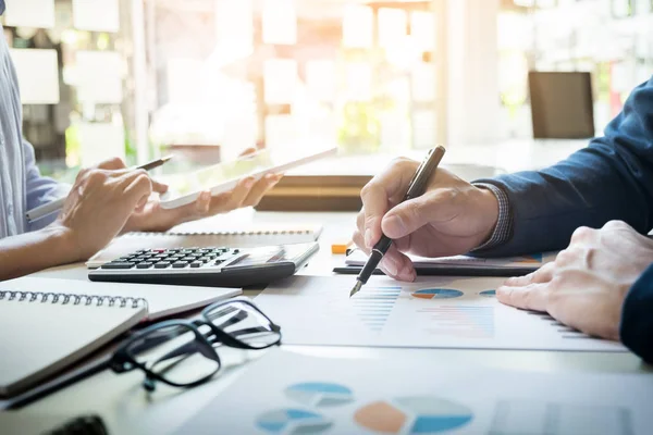 Hombre de negocios inspector financiero y secretario haciendo informe, ca — Foto de Stock