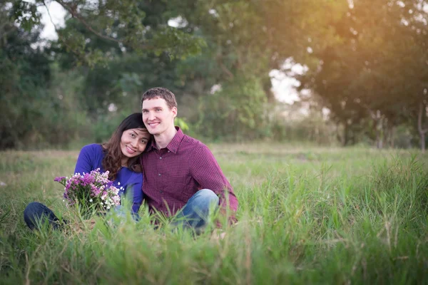 Feliz sonrisa pareja romántica relajarse en el amor en el otoño bea — Foto de Stock