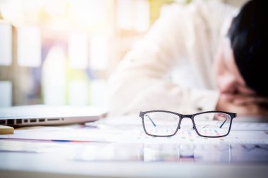  yorgun işadamı süre hesaplama giderleri masa başında ben Yataklı vagon