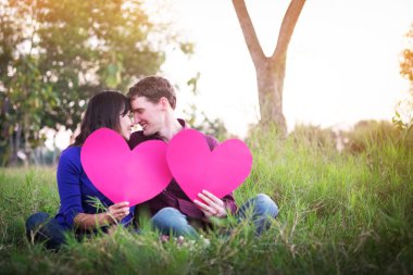 Seven çift. Güzel genç aşk çift kağıt kalpler holding 