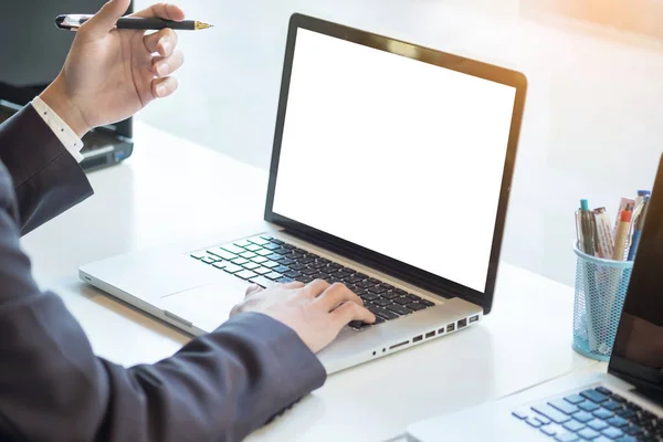 Empresario portátil de trabajo mientras está sentado en el escritorio, borrosa ba — Foto de Stock