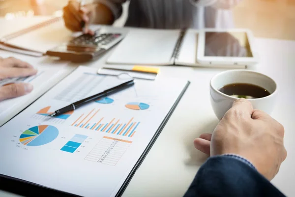 Hombre de negocios inspector financiero y secretario haciendo informe, ca — Foto de Stock