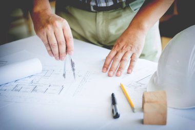 Yakın çekim, kişinin el çizim planı üzerinde mavi baskı ile archit