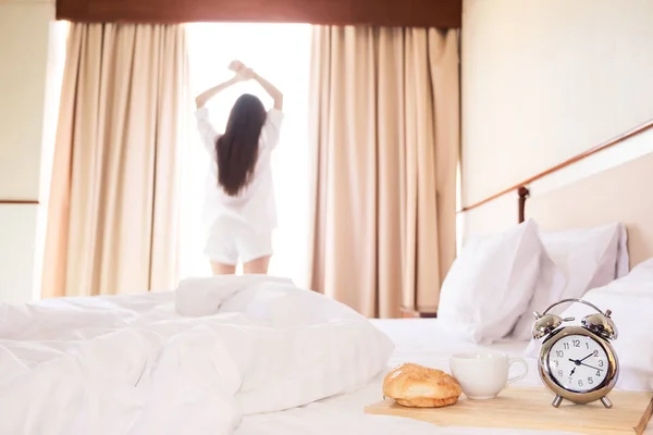 Mulher saudável esticar no quarto de cama e abrir as cortinas após — Fotografia de Stock