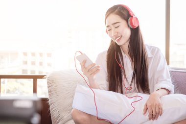 Genç güzel kadın parlak kıyafeti hea müzik keyfi