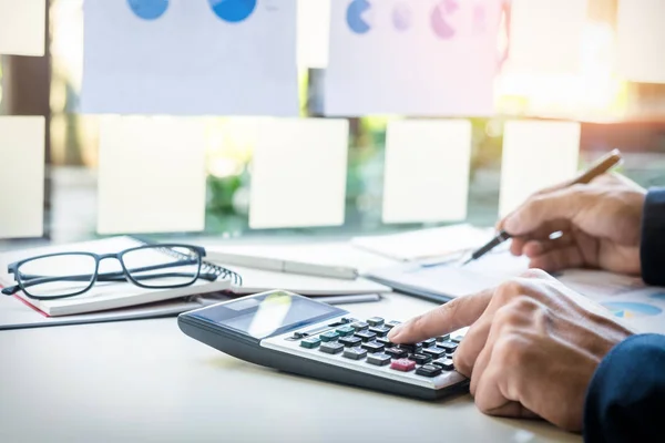 İş Finans adam bütçe sayıları, faturalar ve fi hesaplama