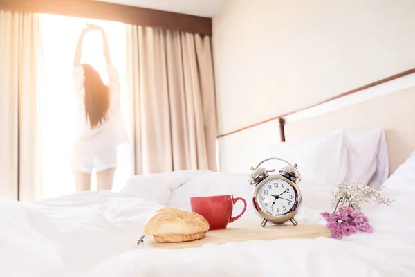 Wanita sehat membentang di kamar tidur dan membuka tirai setelah — Stok Foto