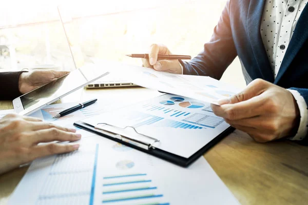 Proceso de trabajo en equipo. jóvenes gerentes de empresa tripulación trabajando con nuevos — Foto de Stock