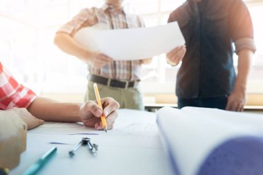 Mimarlar kişilik grup inşaatı site kontrol yapmak