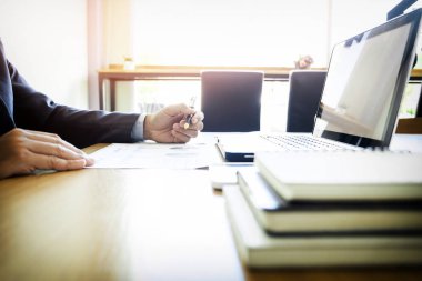 Çalışma işlemi başlatma. İşadamı yeni Finans pr ile çalışma