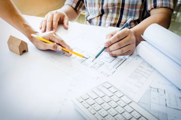 Equipo de arquitectos personas en grupo en el sitio de construciton comprobar hacer —  Fotos de Stock