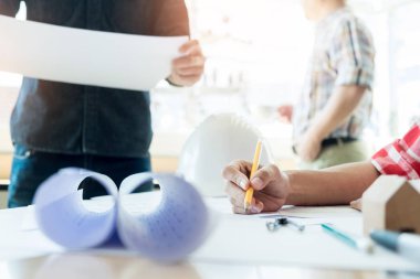 Mimarlar kişilik grup inşaatı site kontrol yapmak