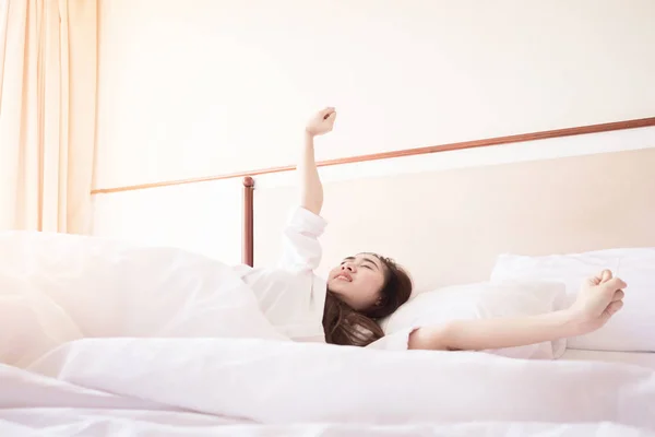 Mulher saudável esticar no quarto de cama e abrir as cortinas após — Fotografia de Stock