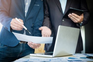 Takım iş süreci. genç iş yöneticileri ekip ile yeni çalışma