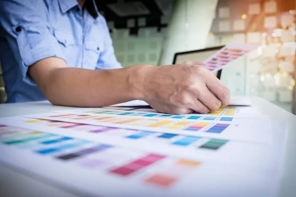 Grafiker arbeitet im Büro — Stockfoto