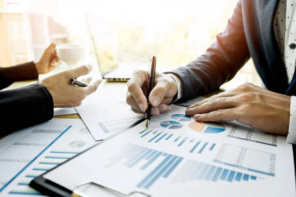 Takım iş süreci. genç iş yöneticileri ekip ile yeni çalışma