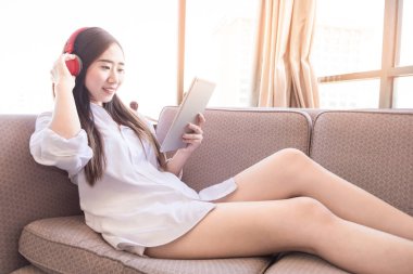 Genç güzel kadın parlak kıyafeti hea müzik keyfi